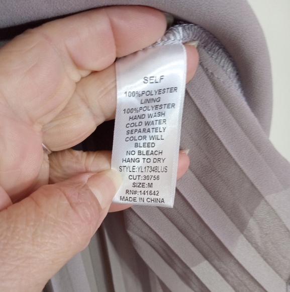 Lulu's sleeveless high low pleated blouse women's size medium - Picture 7 of 8